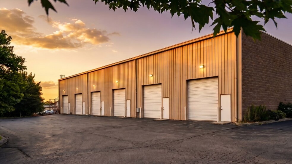 More Photos Of 10821 Plantside Dr, Louisville Light Manufacturing For Lease