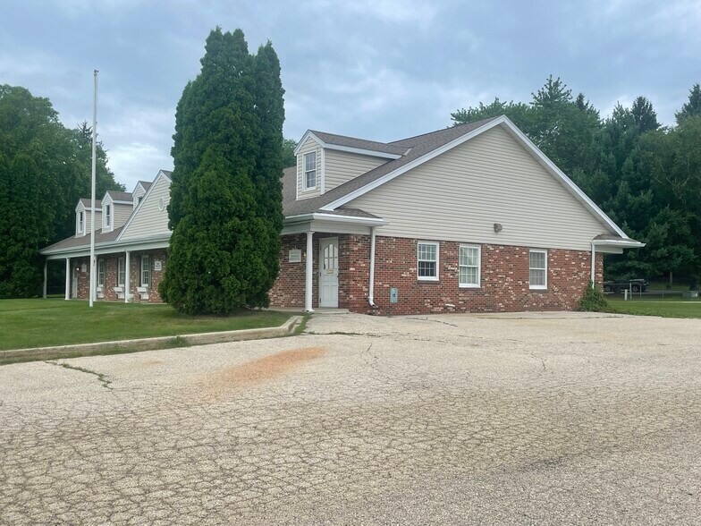 More Photos Of 104 E Summit Ave, Wales Office For Sale