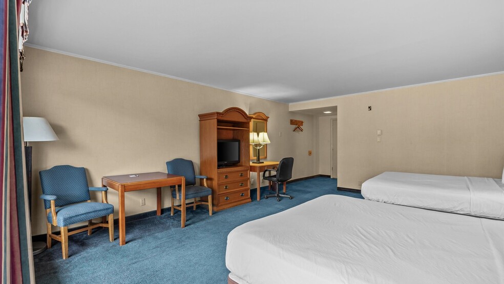 More Photos Of 1702 E Main St, Montrose Hotel For Sale