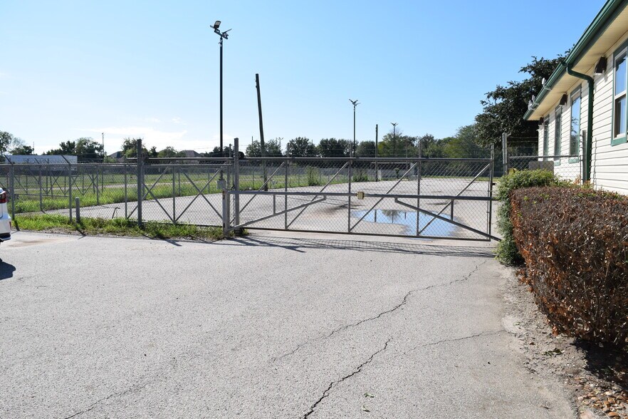 More Photos Of 12115 West Dr, Cypress Land For Lease