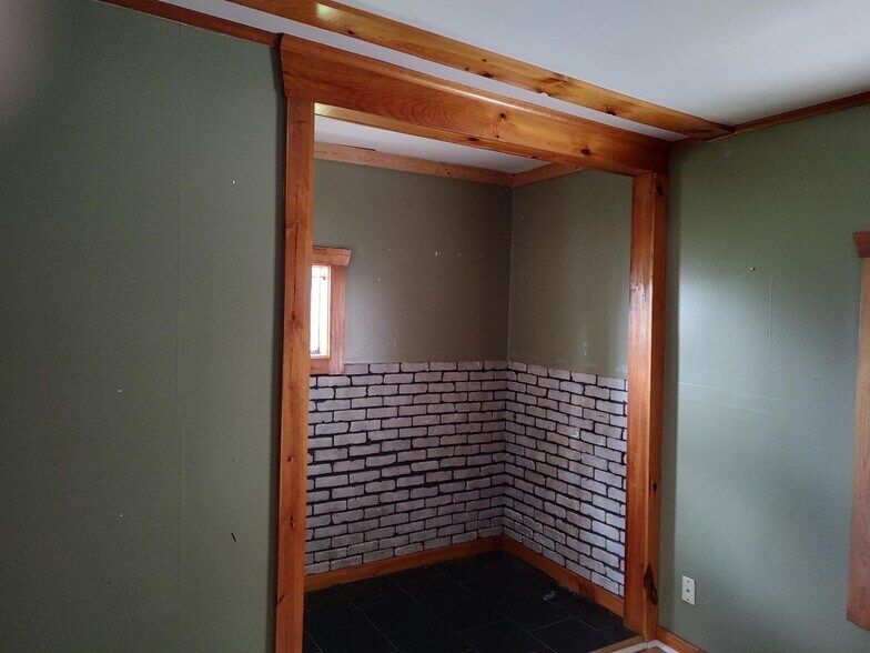 More Photos Of 960 French Rd, Cheektowaga Light Distribution For Sale