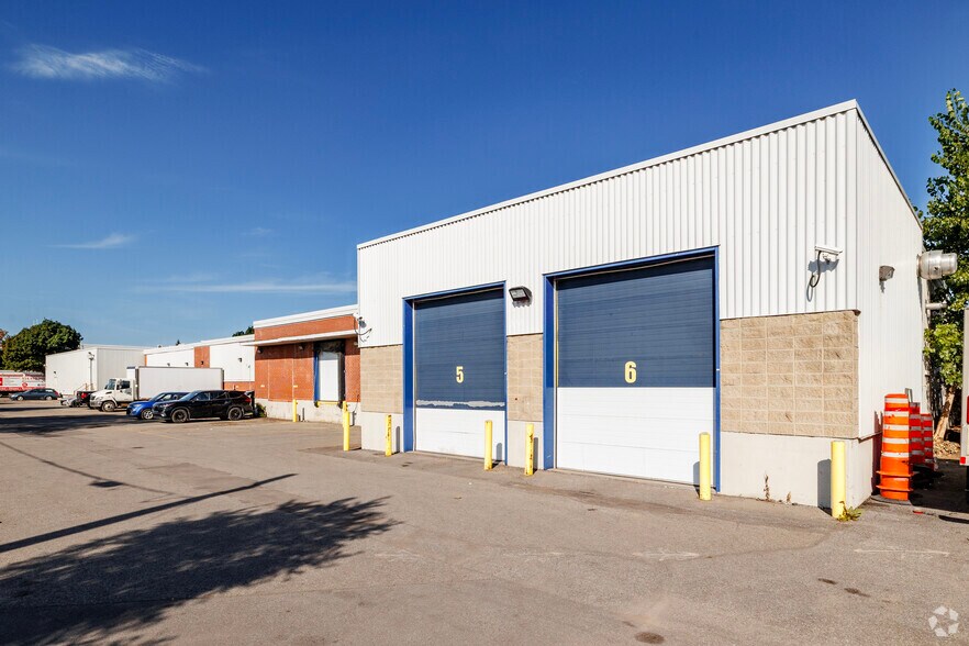 More Photos Of 2707 Av Dollard, Montréal Light Distribution For Lease