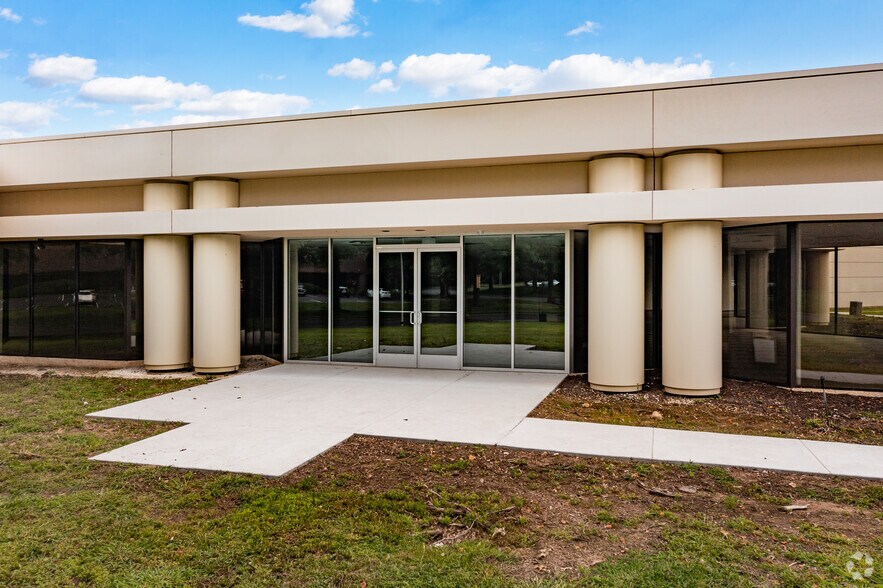 More Photos Of 3001 Frost Rd, Bristol Warehouse For Lease