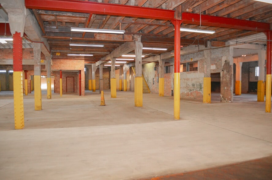 More Photos Of 4130-4150 S Wabash Ave, Chicago Manufacturing For Sale