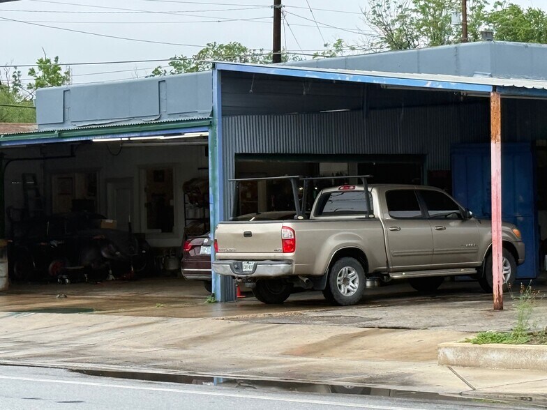 More Photos Of 702 Roosevelt Ave, San Antonio Auto Repair For Sale