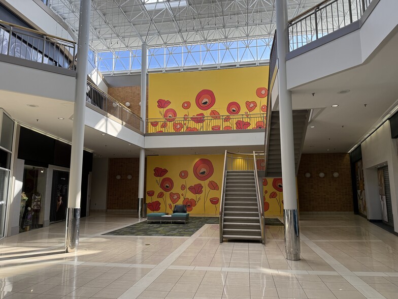 More Photos Of 1500 Apalachee Pky, Tallahassee Department Store For Lease