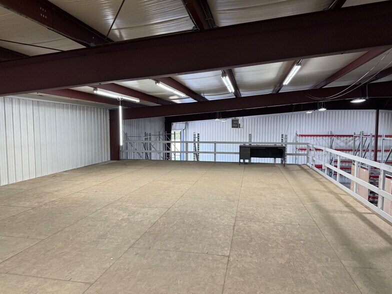 More Photos Of 10435 Bronzewood Dr, Dubuque Warehouse For Sale