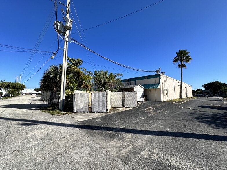 More Photos Of 1883 NW 38th Ave, Lauderhill Light Distribution For Sale