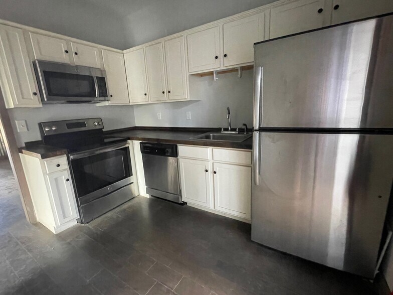 More Photos Of 311 Applegate Ln, Pelham Flex For Lease