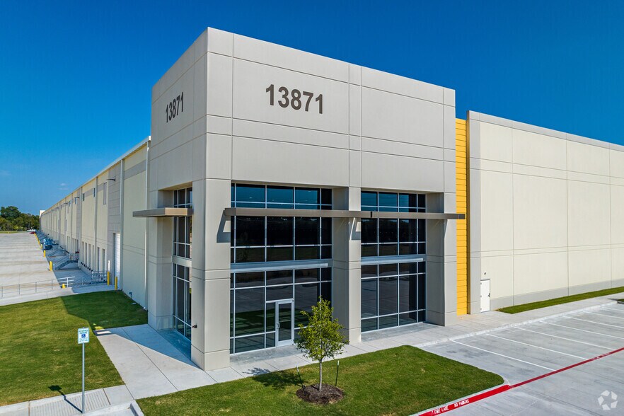 More Photos Of 13871 US HWY 80, Forney Distribution For Lease