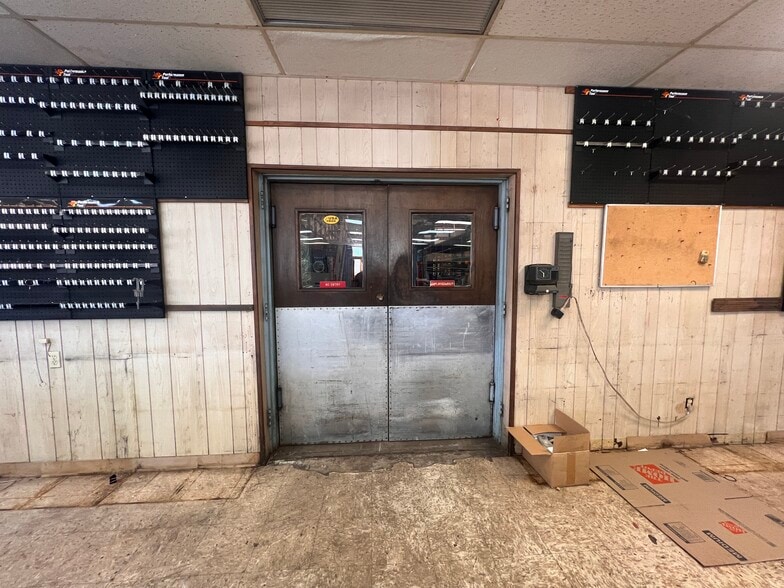 More Photos Of 13207 Highway 6, Santa Fe Auto Repair For Lease