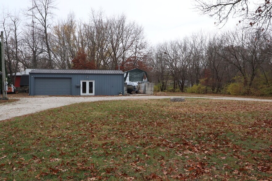 More Photos Of 536 1/2 Oak St. St, Morris Flex For Lease