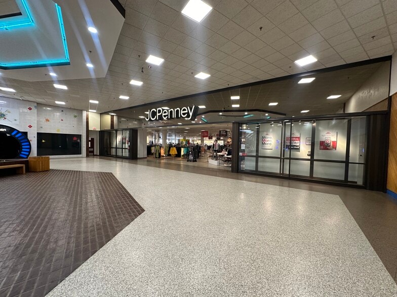 More Photos Of 550 Center St, Auburn Freestanding For Sale