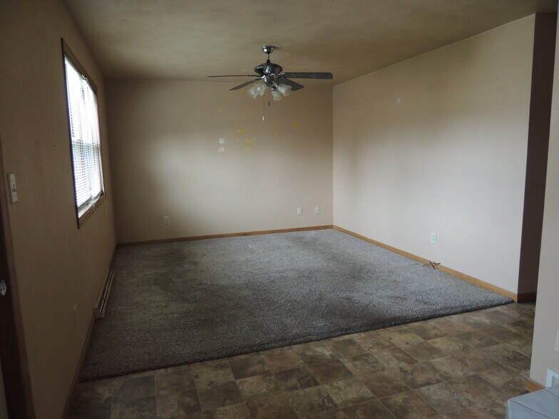 More Photos Of 726 Valley Rd, Menasha Bar For Sale