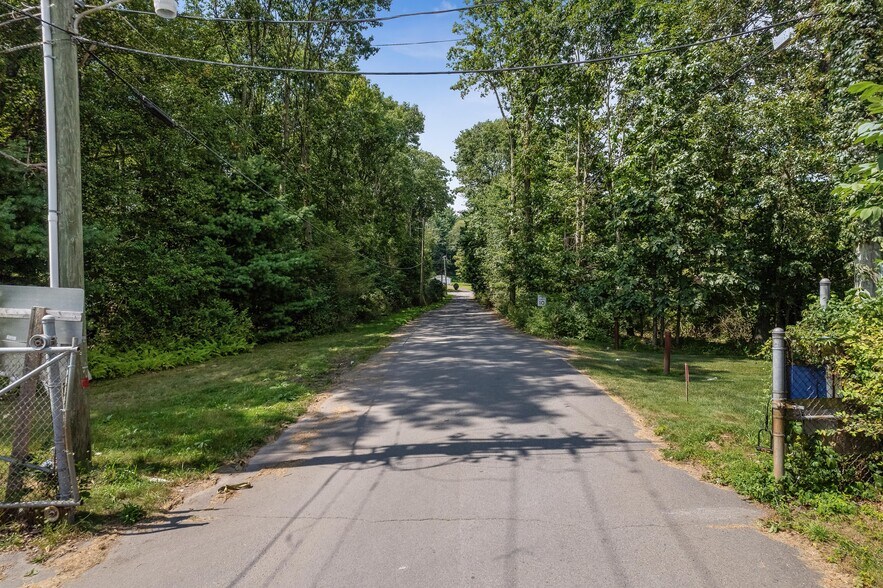 More Photos Of 555 Country Club Rd, Dallas Warehouse For Sale