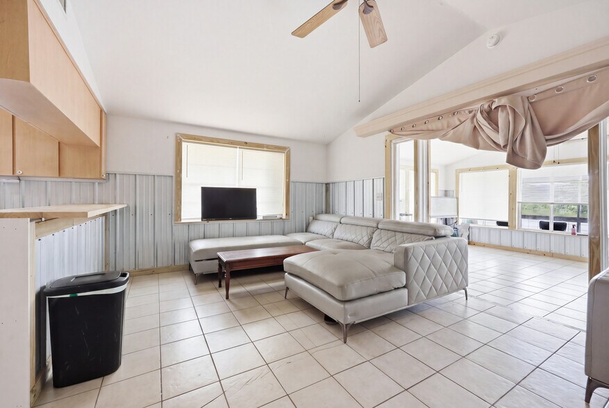More Photos Of 505 3rd St, Cedar Key Restaurant For Sale