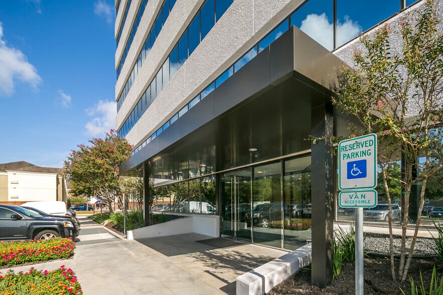 More Photos Of 10497 Town & Country Way, Houston Office For Lease