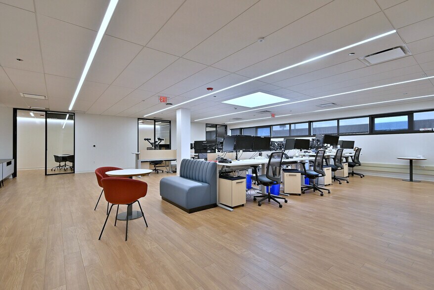 More Photos Of 2100 W 21st St, Broadview Light Manufacturing For Lease