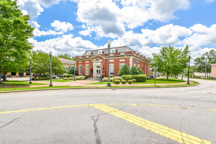 Primary Photo Of 82 Court Sq, Alexander City Flex For Sale