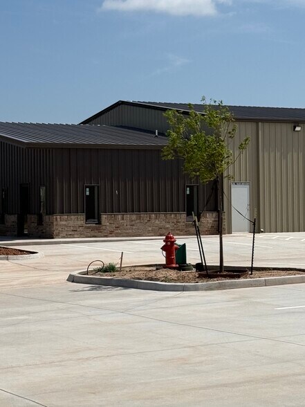 Primary Photo Of 1500 N Lincoln Blvd, Edmond Unknown For Lease
