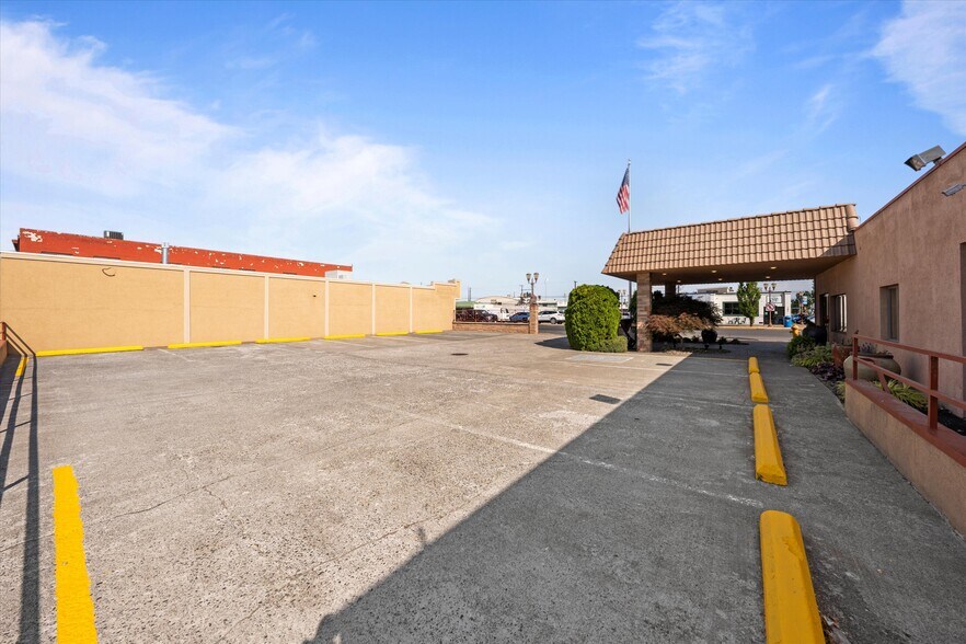 More Photos Of 100 E Broadway Ave, Moses Lake Office For Sale