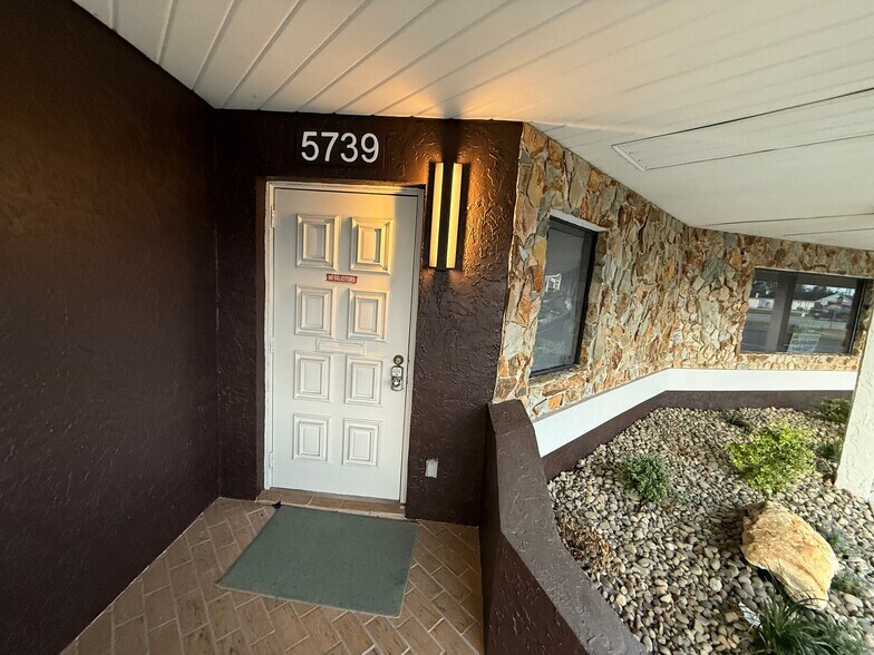 More Photos Of 5739-5749 Gall Blvd, Zephyrhills Medical For Lease