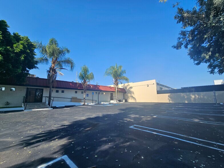 More Photos Of 18224 Parthenia St, Northridge Veterinarian Kennel For Lease