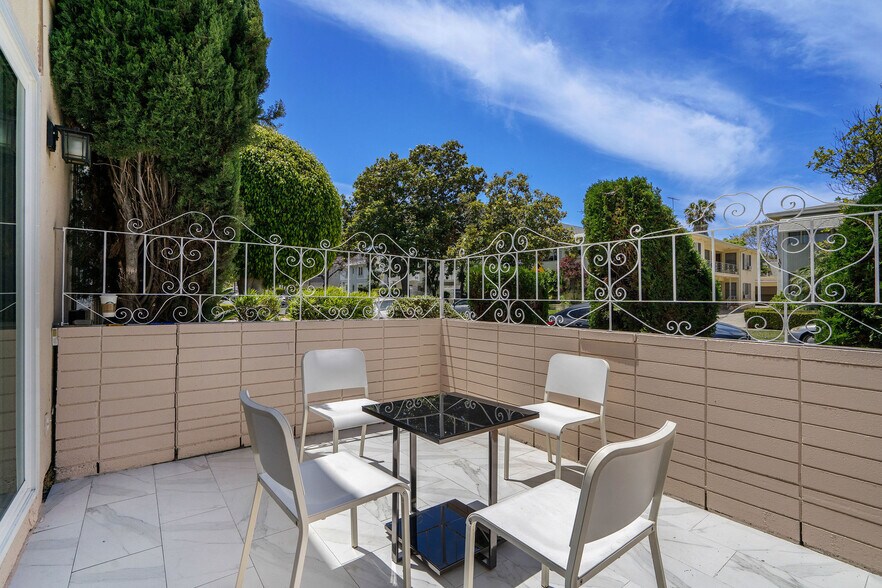 More Photos Of 1032 S Bedford St, Los Angeles Apartments For Sale