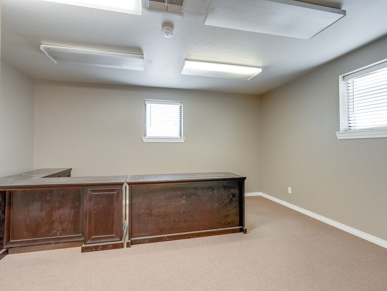 More Photos Of 122 N Hickory, Roff Flex For Sale