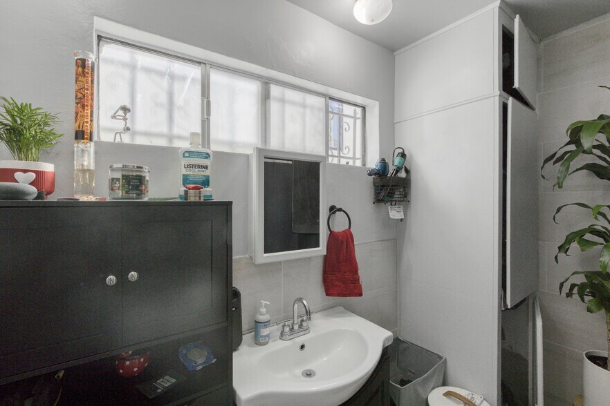 More Photos Of 5447 Blackwelder St, Los Angeles Apartments For Sale