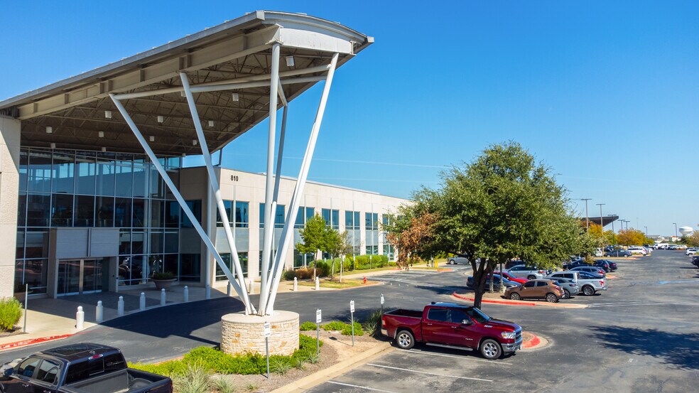 More Photos Of 810 Hester's Crossing, Round Rock Office For Lease