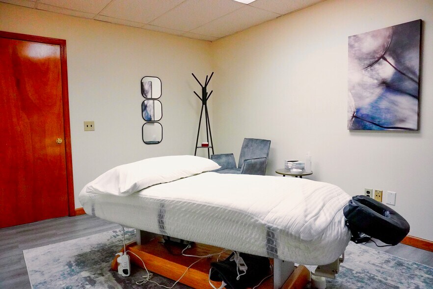 More Photos Of 304 Federal Rd, Brookfield Office For Lease