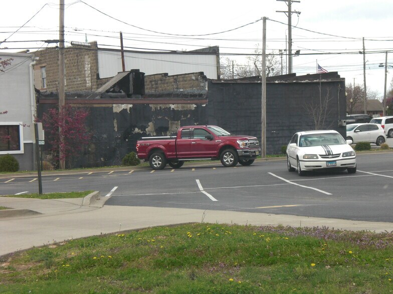 More Photos Of 113 S Washington St, Carbondale Flex For Sale