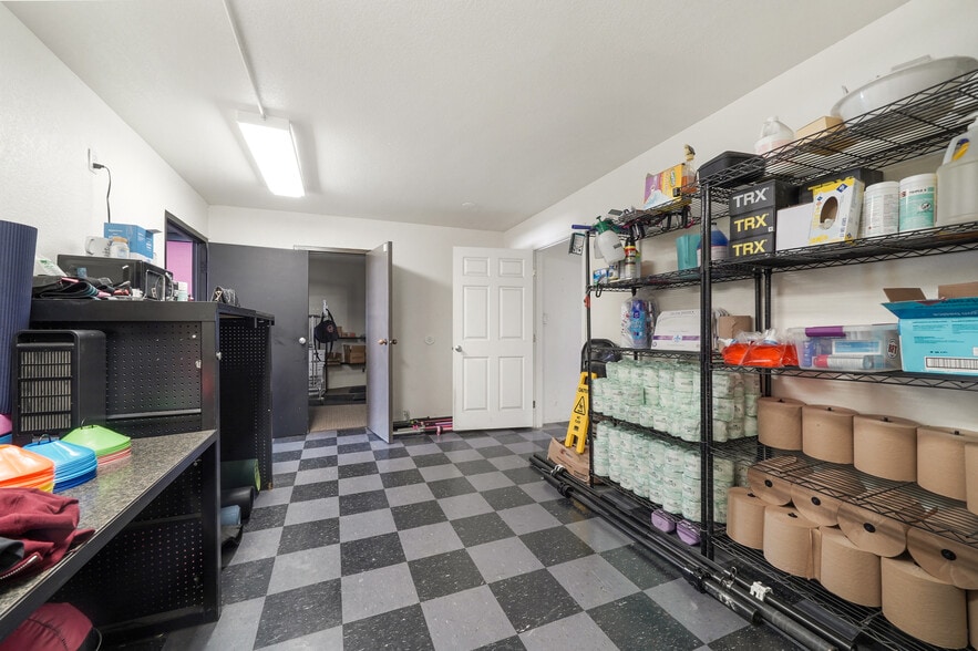 More Photos Of 1301 E Main St, Santa Paula Service For Sale
