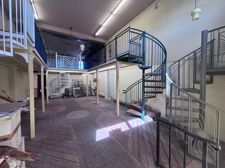 More Photos Of 6556-6558 Superior Ave, Sarasota Storefront For Lease