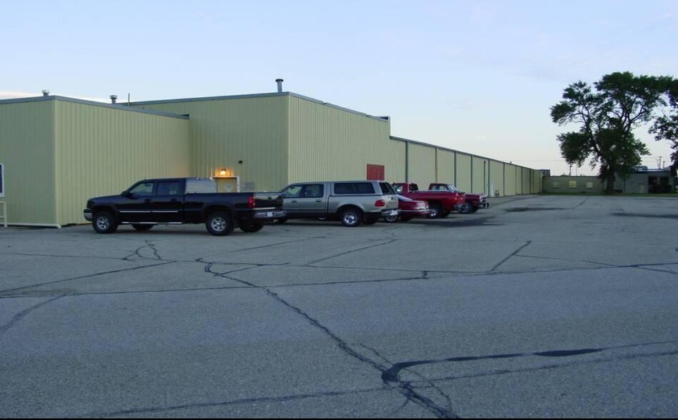 More Photos Of 1305 19th St SW, Mason City Distribution For Sale