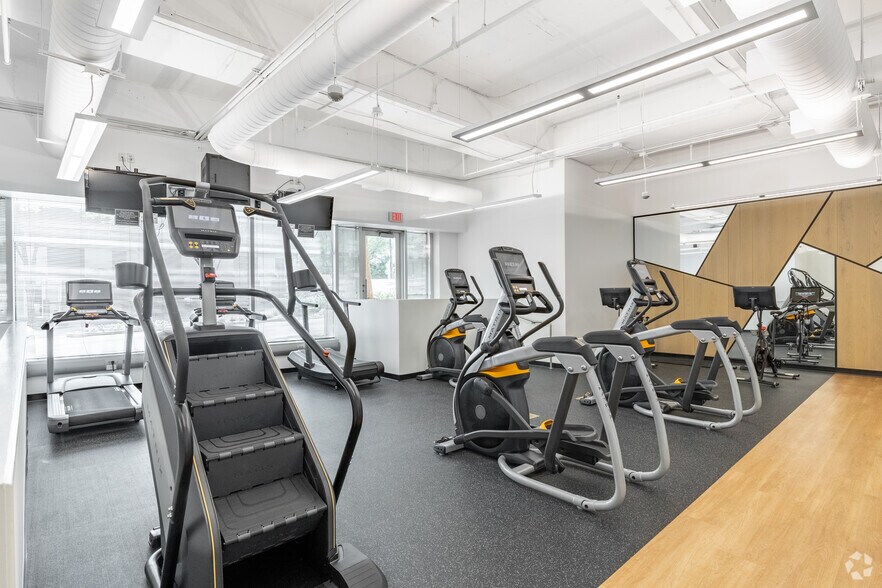 More Photos Of 10 10th St, Atlanta Office For Lease