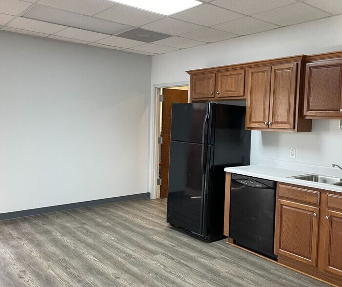 More Photos Of 1015 Nine North Dr, Alpharetta Light Distribution For Lease