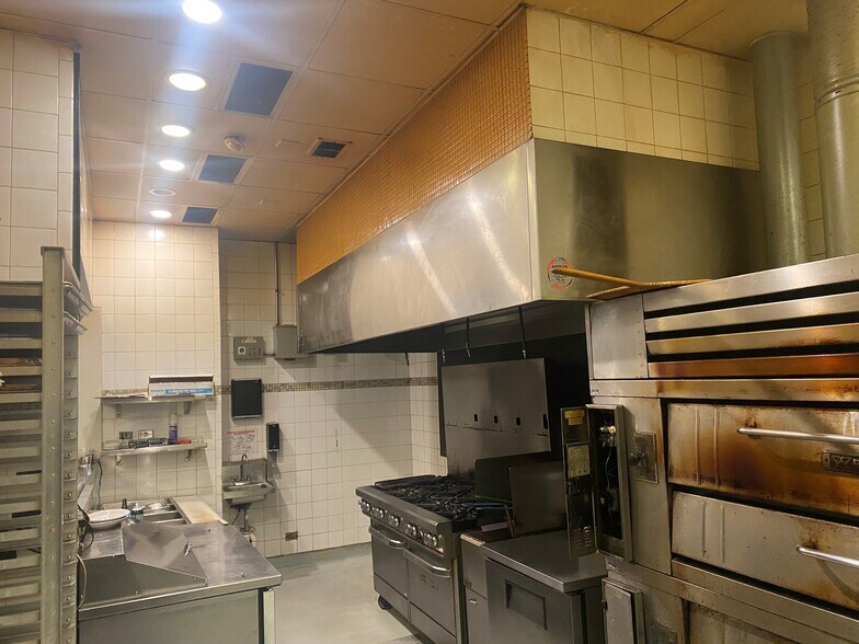 More Photos Of 1103 South Blvd, Oak Park General Retail For Sale