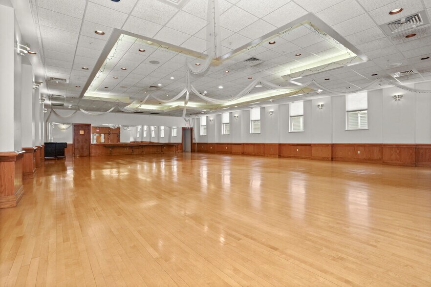 More Photos Of 17 Elm St, Greenwich Freestanding For Lease
