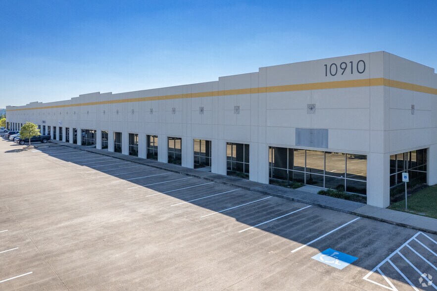 More Photos Of 10920 W Sam Houston Pky N, Houston Unknown For Lease