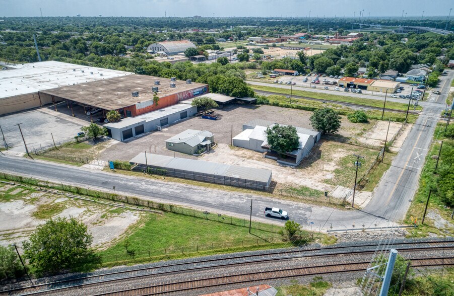 More Photos Of 1402 Hoefgen Ave, San Antonio Warehouse For Sale