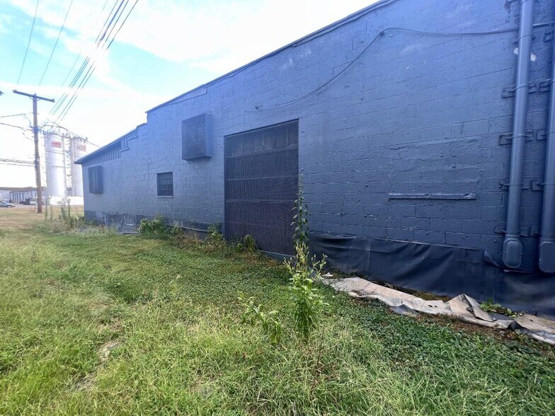 More Photos Of 1420 Adams Ave, Huntington Warehouse For Lease