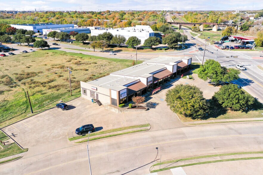 More Photos Of 915-921 N Mill St, Lewisville Office For Sale