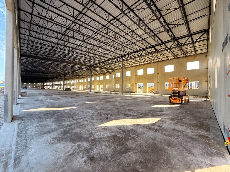 More Photos Of 3929 Pipkin Rd, Lakeland Warehouse For Lease