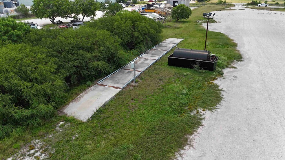 More Photos Of 2620 E Corral Ave, Kingsville Warehouse For Lease