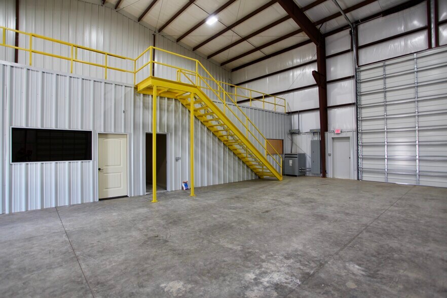 More Photos Of 1508 County Road 1105, Midland Warehouse For Lease