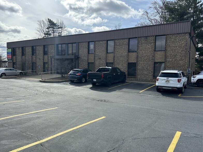 More Photos Of 20793 Farmington Rd, Farmington Hills Medical For Lease