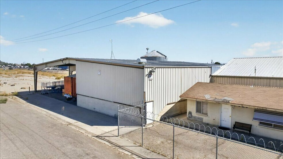 More Photos Of 925 M St, Firebaugh Manufacturing For Sale