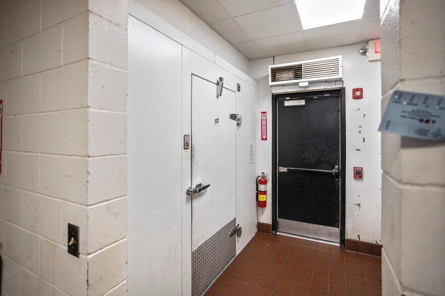 More Photos Of 762 Veterans Pky, Hinesville Restaurant For Sale